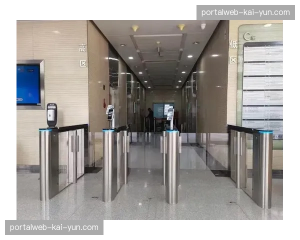 生物识别闸机群组联动响应 防控等级随人流压力自适应